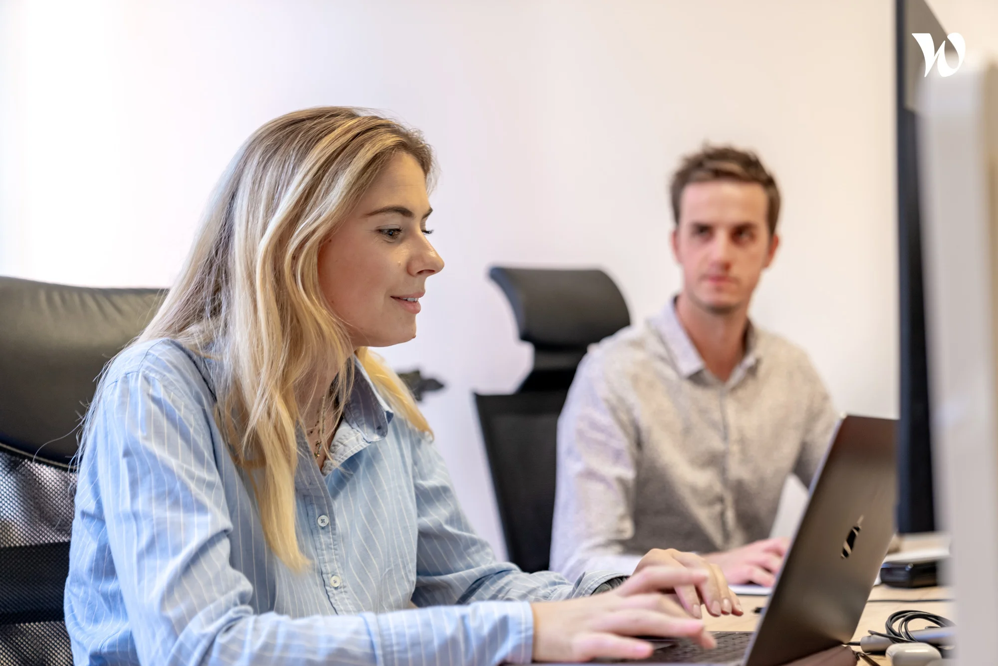 Homme et femme devant ordinateur